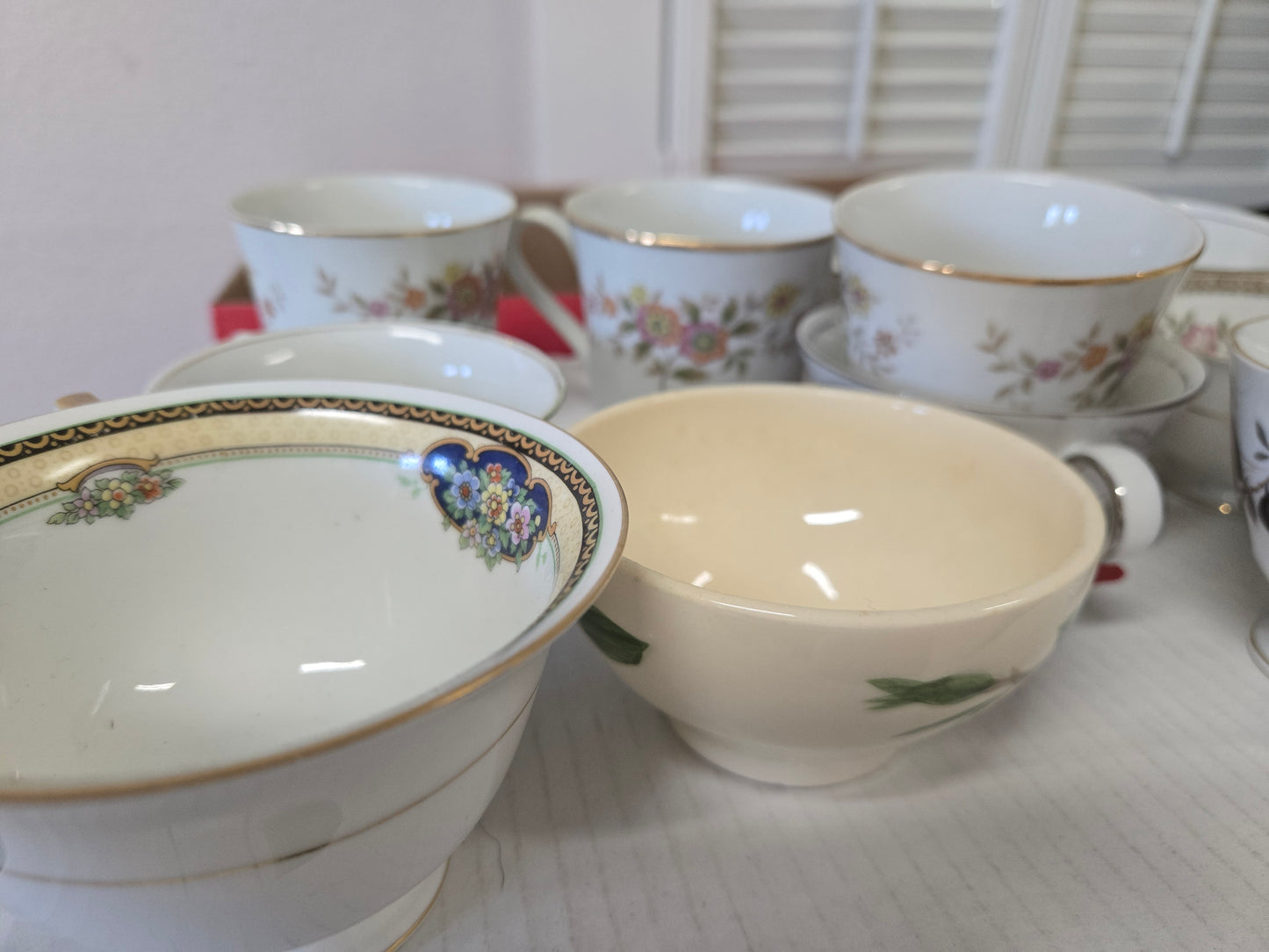 Vintage tea cup candle with flowers (mystery candle)