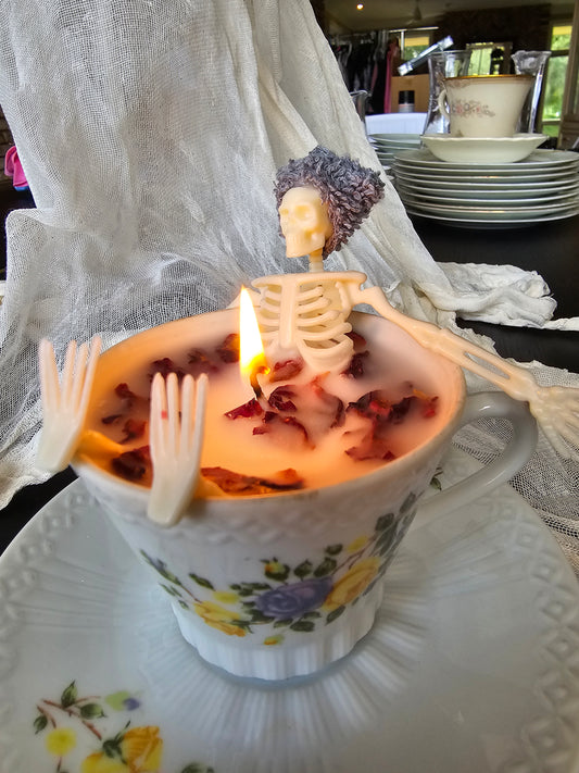 Bathing spooky skeleton candle